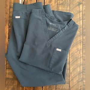 Figs Women’s Size Large Scrub Set
